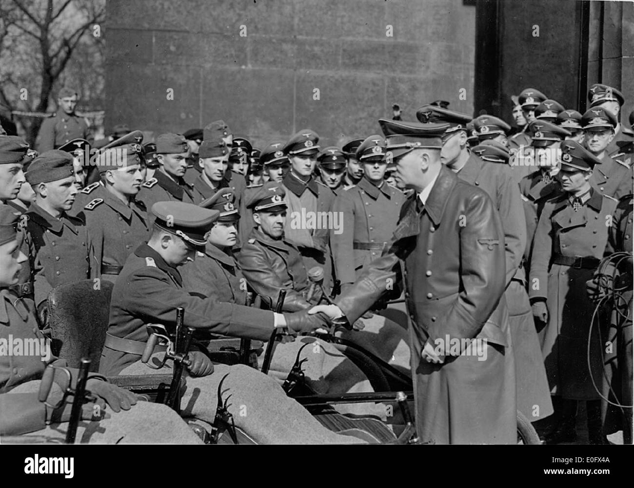 Image historique d'Adolf Hitler prononçant un discours, capturée lors d'un rassemblement nazi ou d'une apparition publique. Cette photo représente le leader alors qu'il s'adresse au public, reflétant la période de montée en puissance et d'influence de l'Allemagne nazie dans les années 1930 et 1940 Banque D'Images