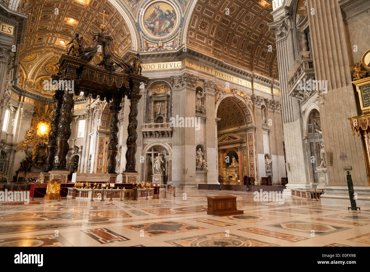 L'autel et du Bernini Baldacchino en bronze, Basilique St Pierre, Vatican, Rome Italie Europe Banque D'Images