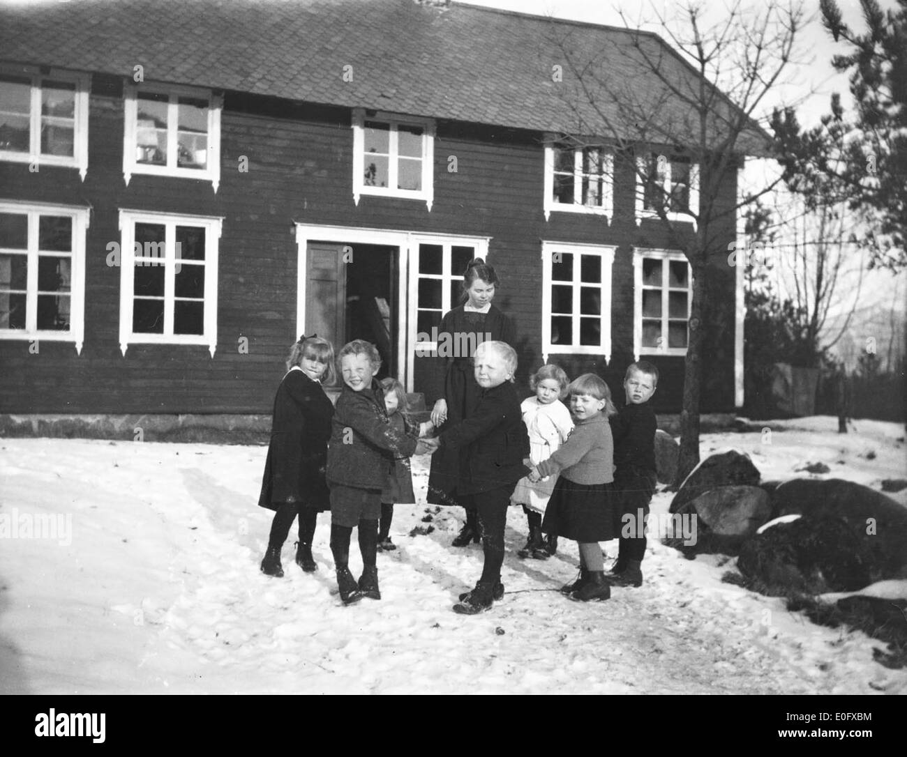 Barnehaven à Svanviken était une arbeidskoloni, ou colonie de travail, qui abritait des groupes marginalisés, tels que le peuple rom, en Norvège. Cette image représente probablement la communauté et l'environnement d'une telle colonie de travail au cours d'une période historique de réforme sociale en Norvège. Banque D'Images
