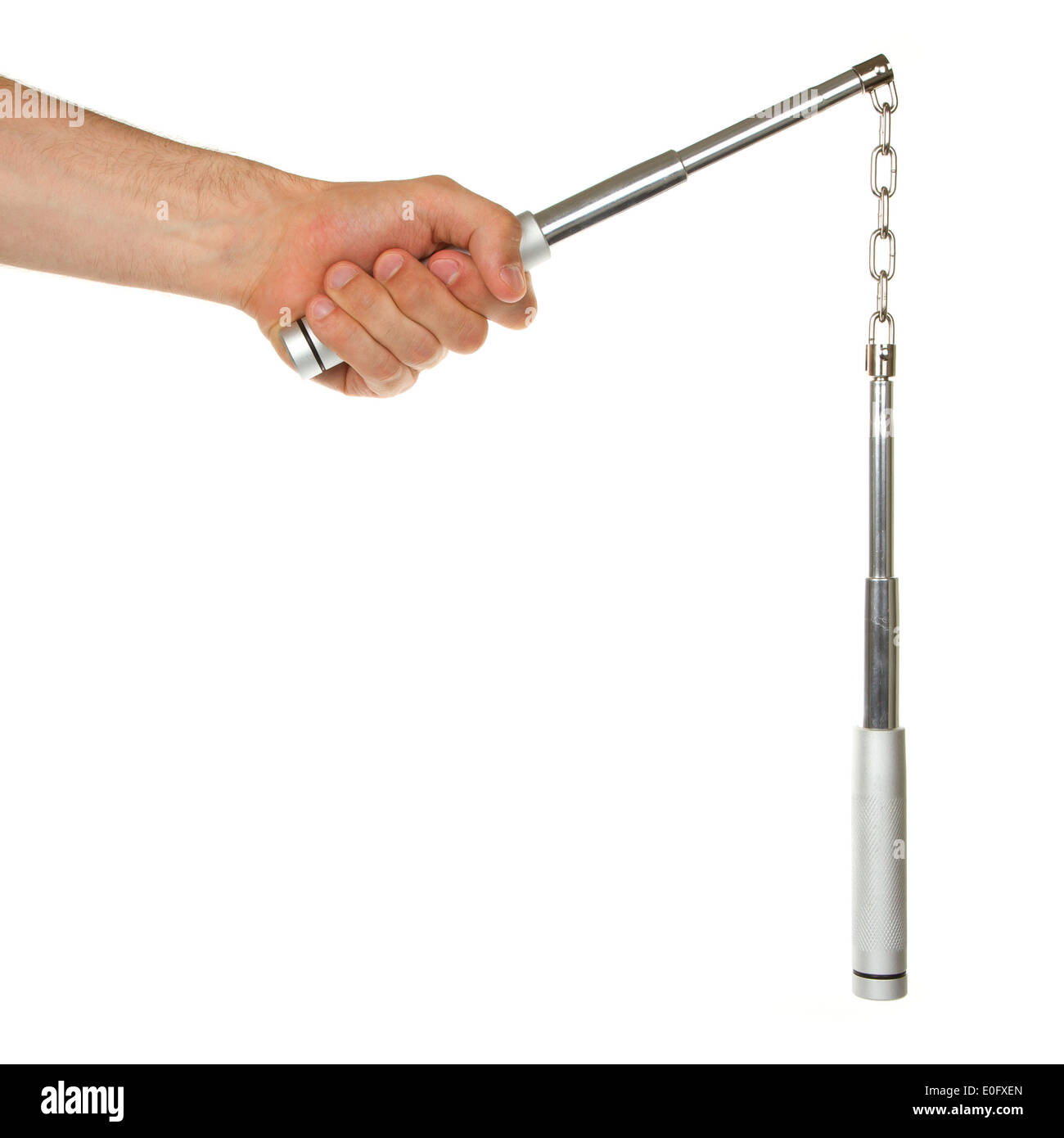 Main tenant un nunchaku en métal sur fond blanc Banque D'Images