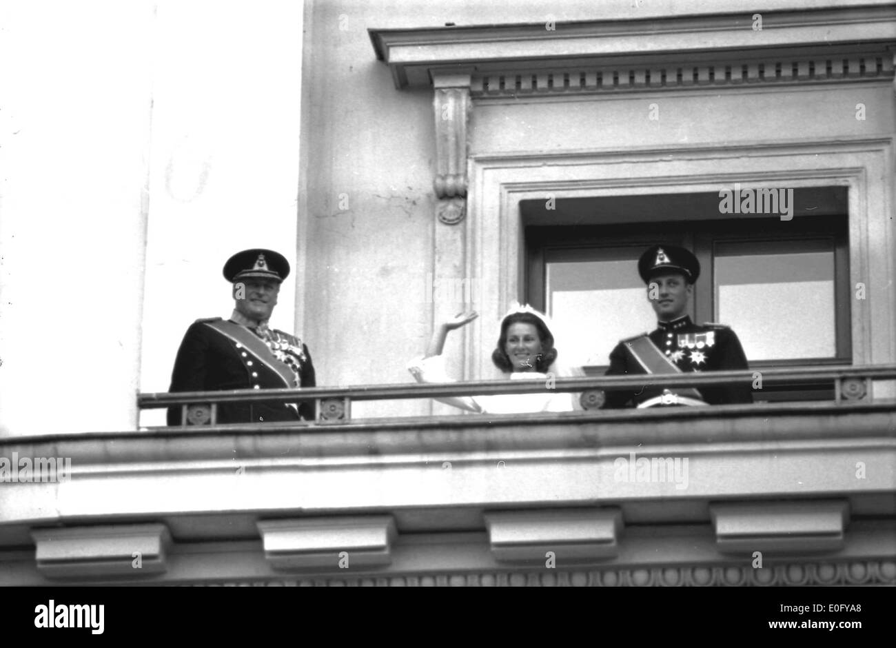 Photo du roi Olav, de la reine Sonja et du prince Harald saluant le public depuis le balcon du palais à Oslo, en Norvège. Banque D'Images