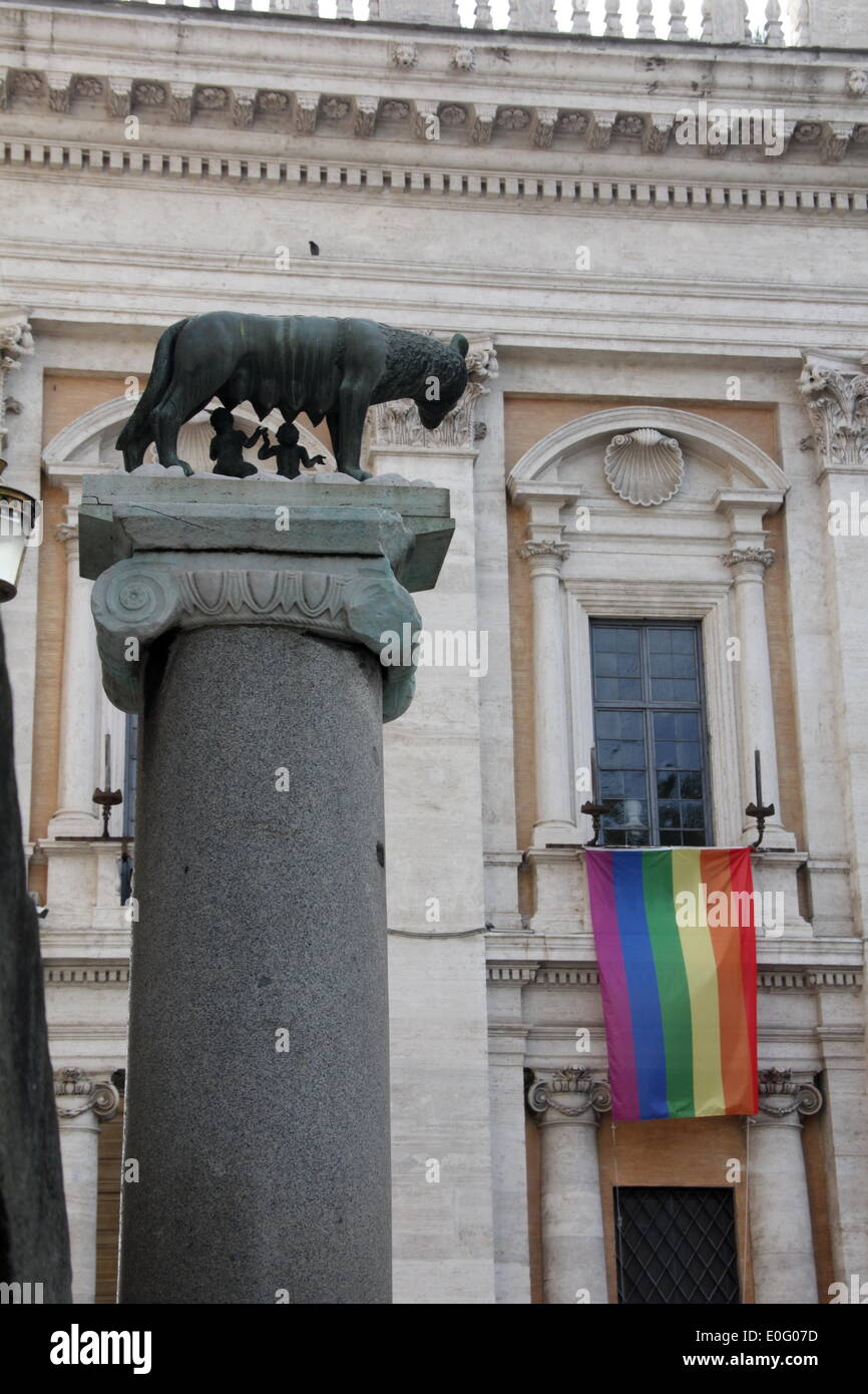 Rome Italie. 12 mai 2014 Rainbow flag affiché à Rome Campidoglio de ville à l'appui pour les droits des homosexuels au cours de la semaine à Rome en Italie. Credit : Gari Wyn Williams / Alamy Live News Banque D'Images