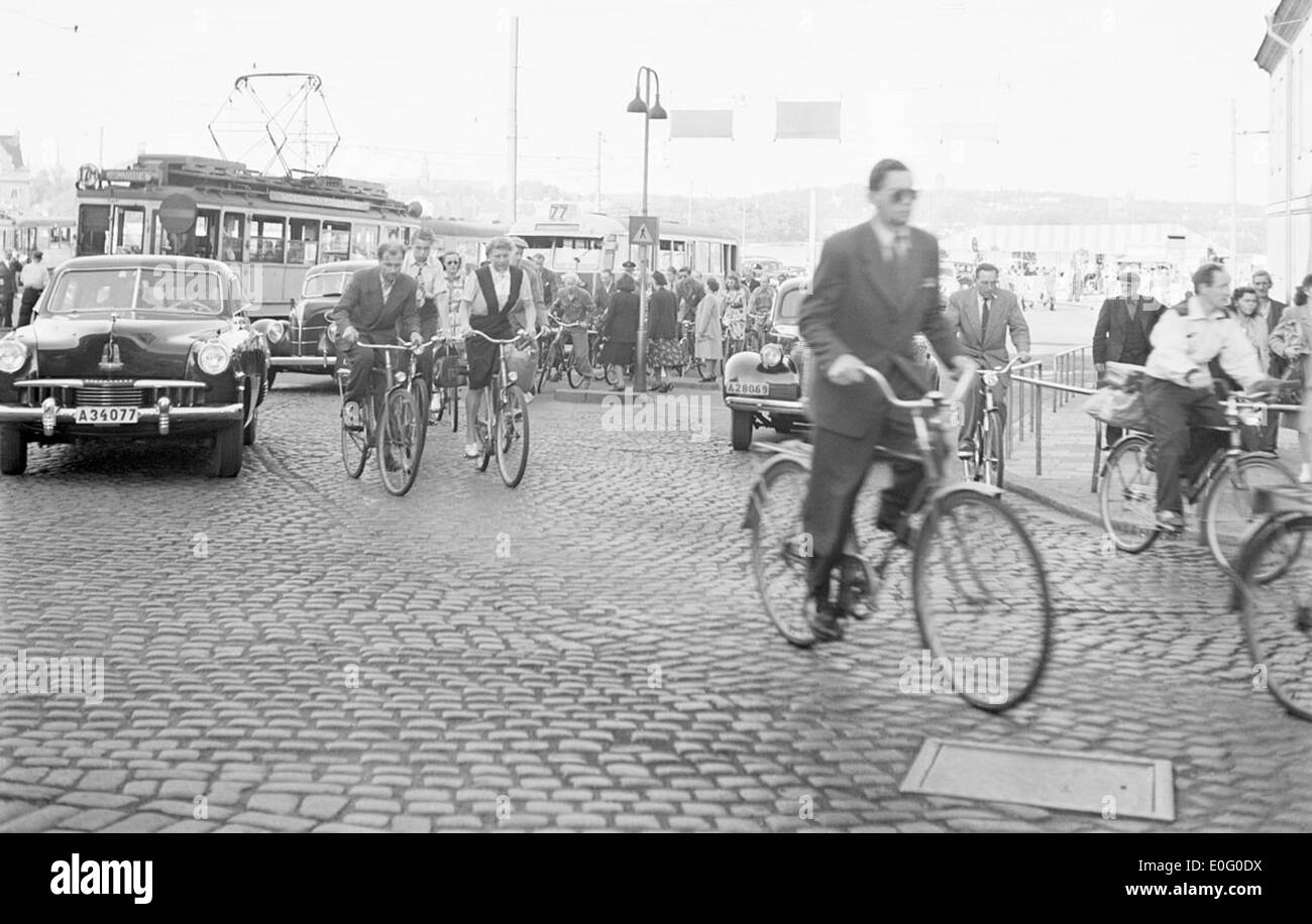 Un cycliste est capturé en 1948 à Stockholm, présentant les transports et la vie urbaine d'après-guerre de la ville. L'image reflète la culture du cyclisme et l'utilisation des transports publics en Suède au milieu du XXe siècle. Banque D'Images