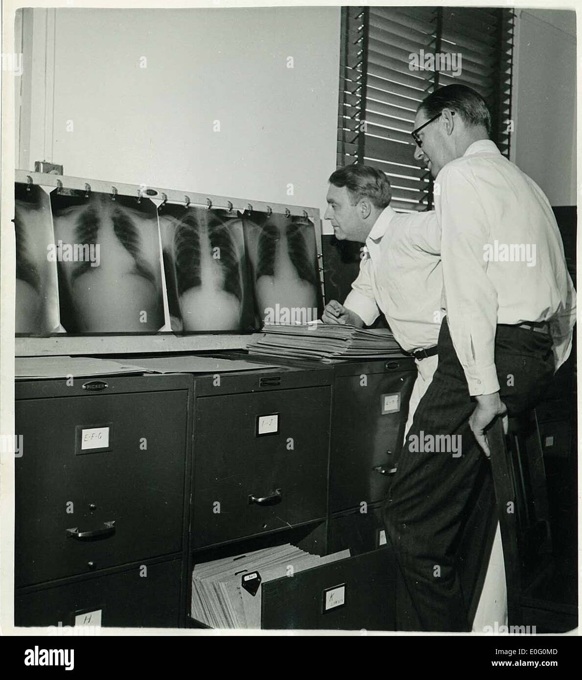 Cette image semble être une capture d'écran d'un appareil numérique, probablement utilisée pour documenter ou préserver des photographies historiques ou des documents d'archives liés à la guerre, à la santé et aux antécédents médicaux. Banque D'Images
