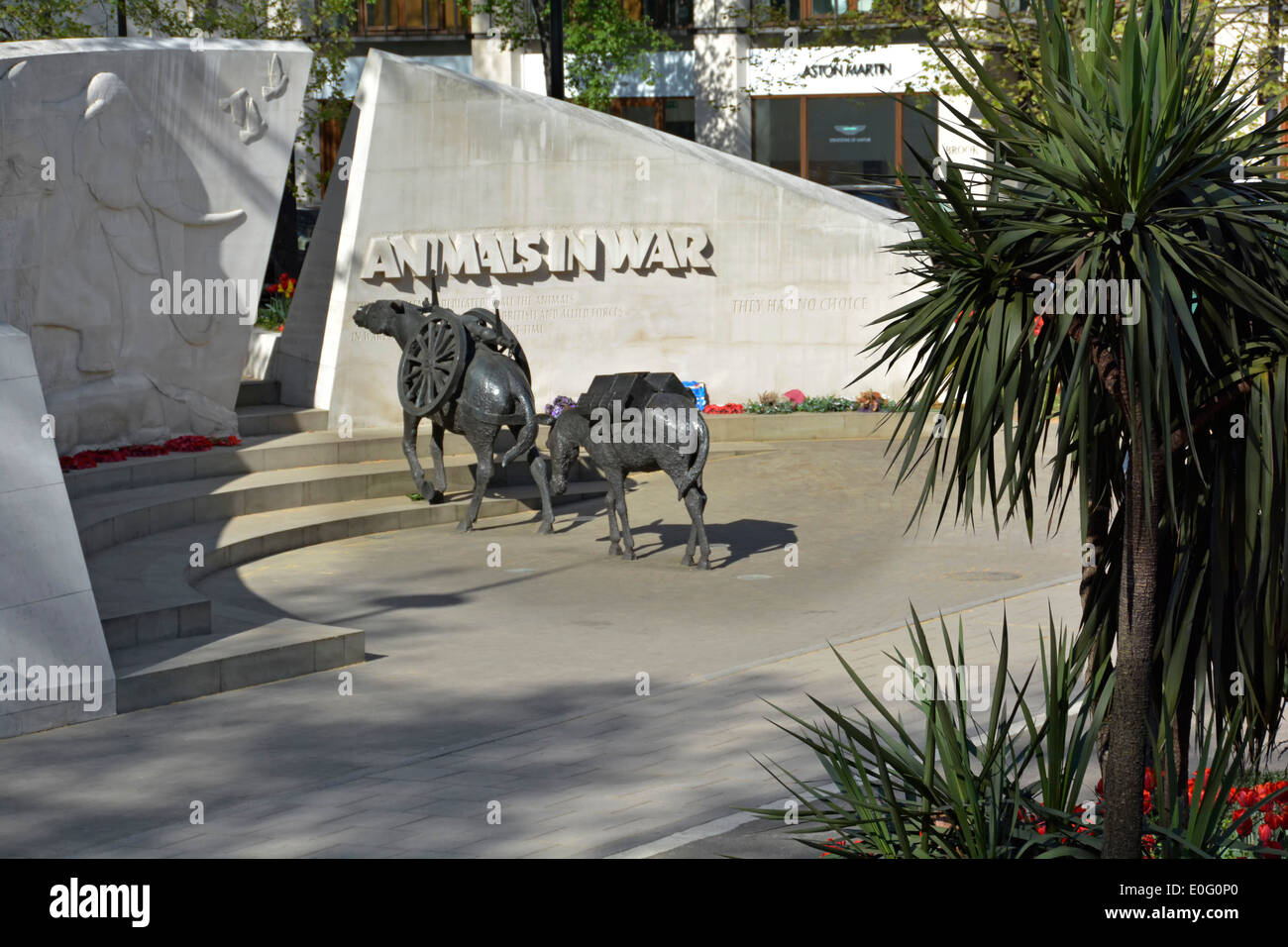 Animaux en guerre mémorial mules de bronze et sculpture murale en pierre de Portland courbée par le sculpteur anglais David Backhouse Park Lane Hyde Park Londres Angleterre Royaume-Uni Banque D'Images