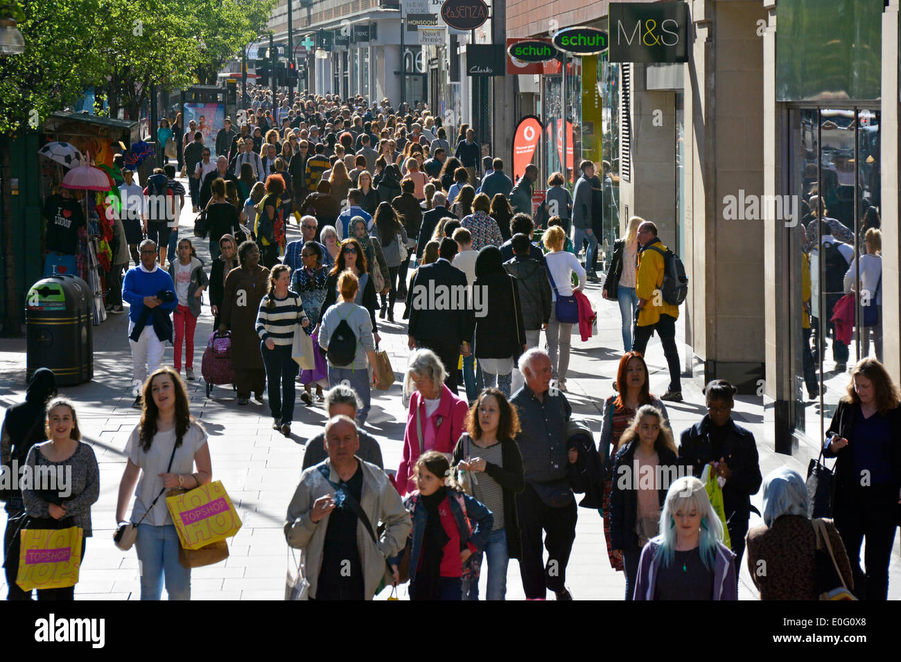 Vue aérienne foule de gens qui font du shopping le long de la rue animée d'Oxford Street avec le célèbre magasin de marque et des panneaux West End Londres Angleterre Royaume-Uni Banque D'Images
