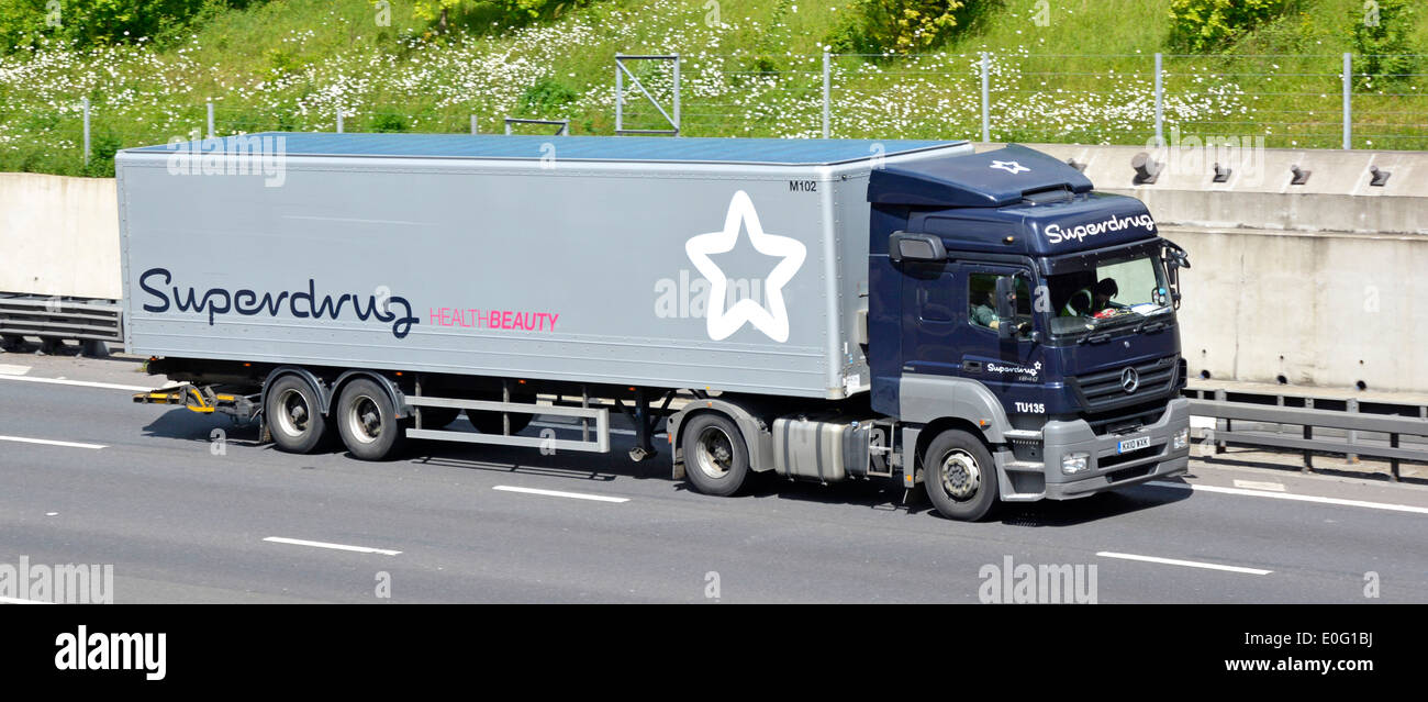 Remorque camion articulé Superdrug et sur l'autoroute M25 Banque D'Images