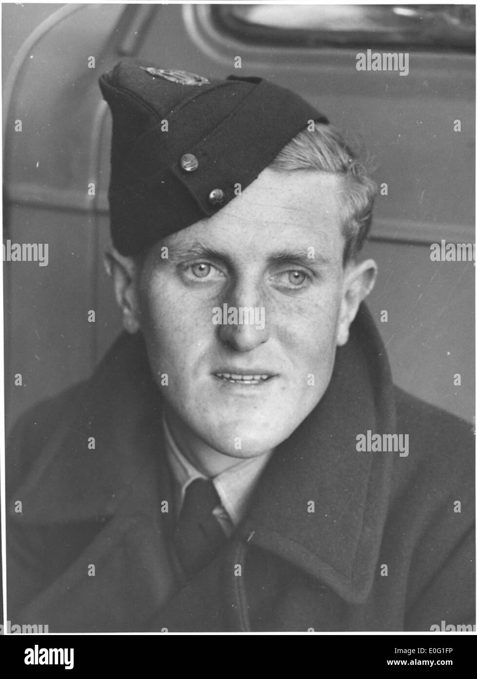 Portrait officiel de John Dickers, membre de la Royal Australian Air Force, pris dans les années 1940 Cette photographie capture l'uniforme et le professionnalisme du personnel de la RAAF pendant la seconde Guerre mondiale, soulignant leur rôle dans l'armée de l'air en temps de guerre. Banque D'Images