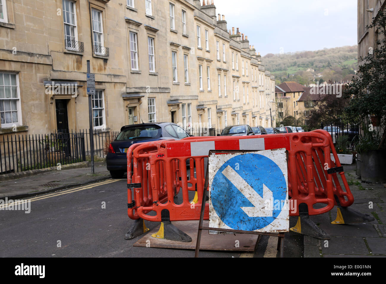 Les travaux routiers sur une étroite rue sans issue dans la ville de Bath, 10 avril 2014 Banque D'Images