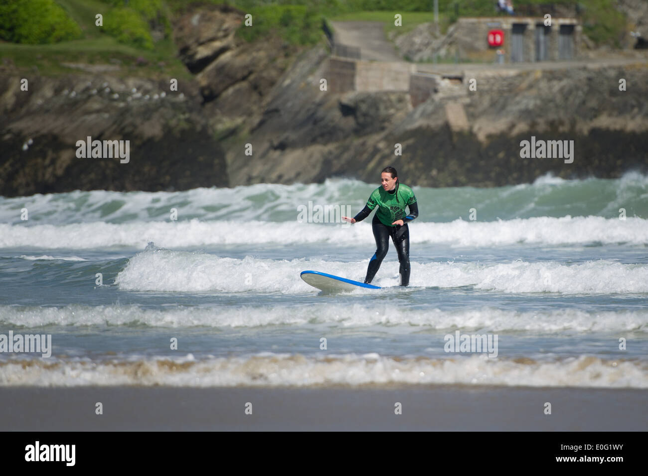 Une femelle en surfeur Newquay, Cornwall, Angleterre. Banque D'Images