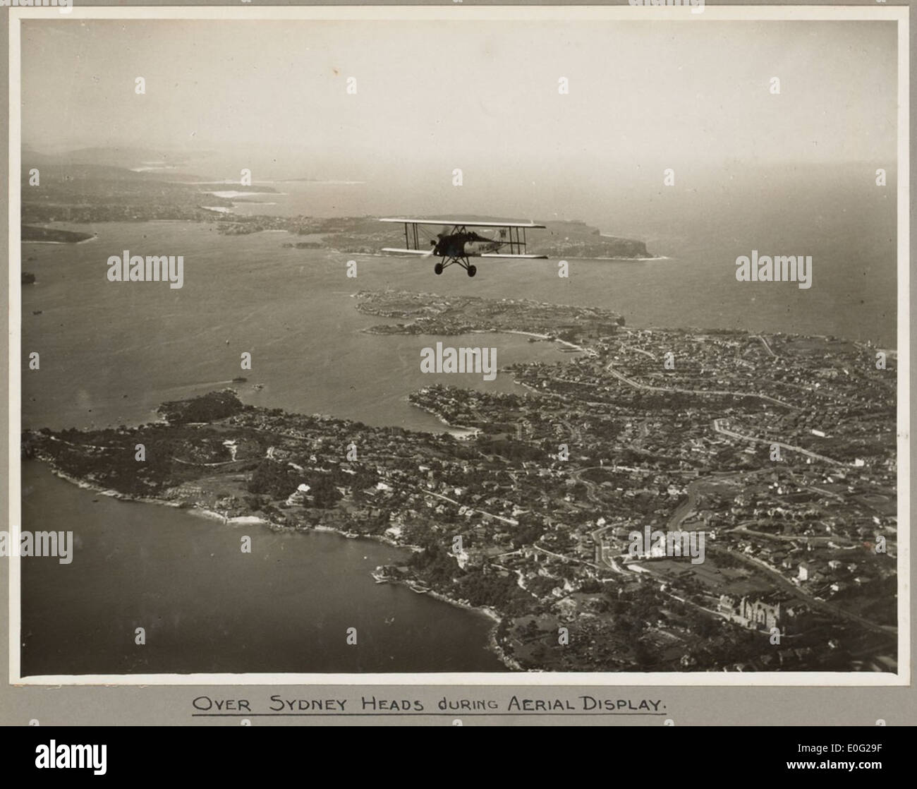 L'American Eagle A-1 biplan VH-UHV en vol au-dessus de Sydney Heads le 19 mars 1932. Cet avion d'époque, connu pour son moteur Curtiss OX-5, faisait partie des débuts de l'histoire de l'aviation en Australie. Banque D'Images