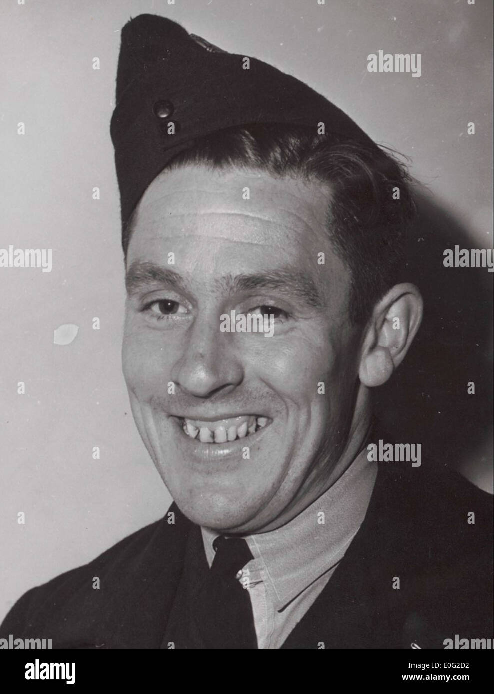 Portrait de Stewart Cobbledick, un membre de la Royal Australian Air Force (RAAF), pendant la première Guerre mondiale la photographie capture Cobbledick en uniforme, symbolisant la contribution des militaires australiens pendant la guerre. Banque D'Images