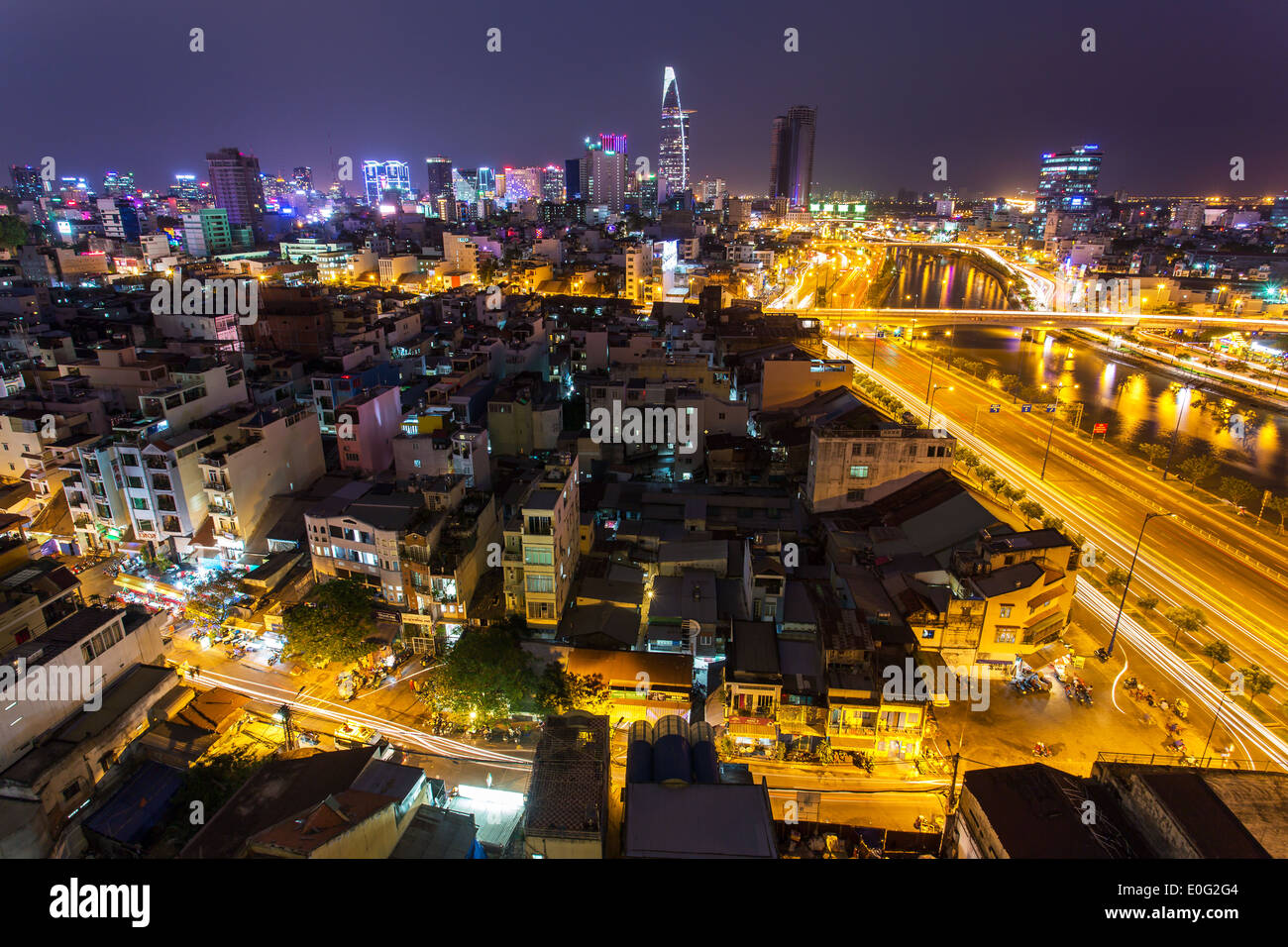 Vue nocturne de la circulation le long de la rivière Saigon, Ho Chi Minh City, Vietnam Banque D'Images