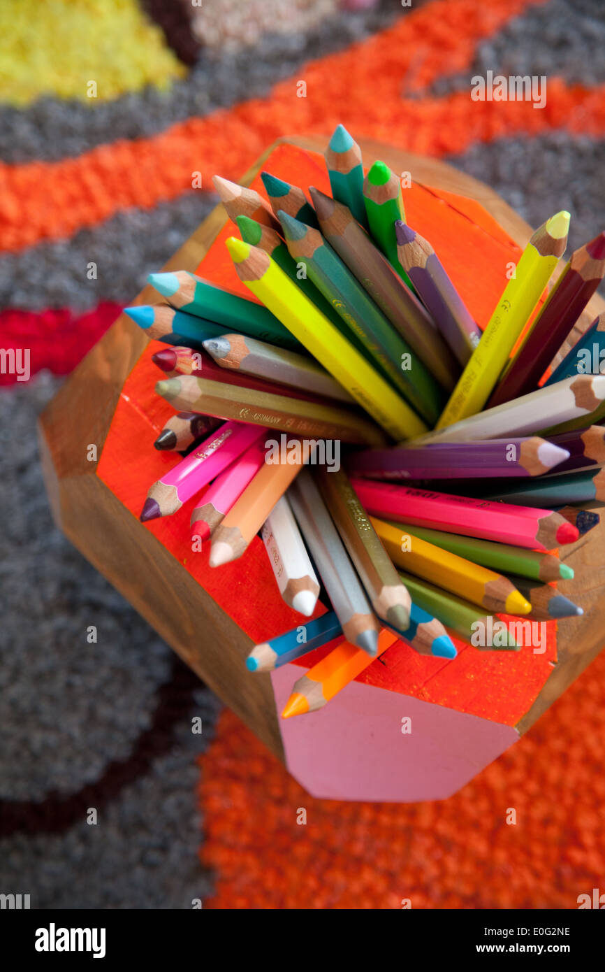 Birds Eye View de crayons de couleur dans un récipient sur un tapis graphique Banque D'Images