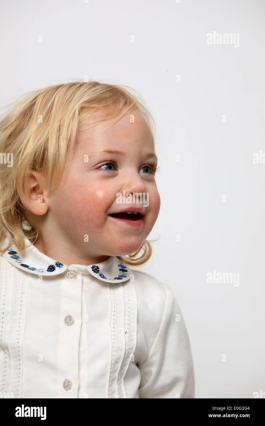 Petite fille rit joyeusement avec une séance photo, Kleines Maedchen lacht froehlich bei einer Session Foto Banque D'Images