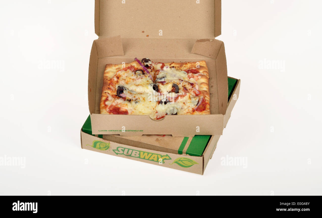 Métro 2 Flatizza avec boîtes de pizza au fromage Légumes ouvert flatizza  sur fond blanc. USA Photo Stock - Alamy
