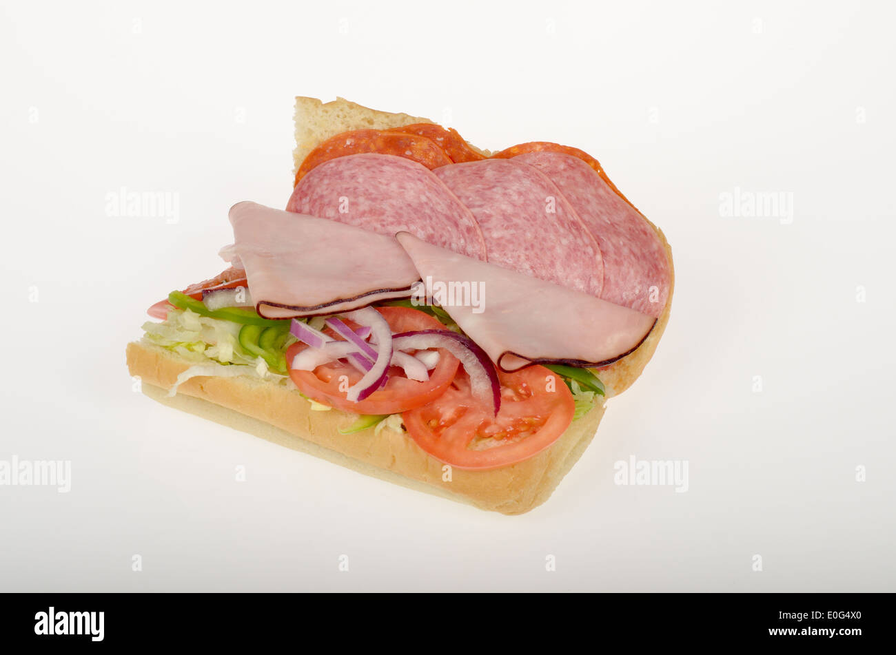 BMT métro sous open sandwich sur pain italien rouleau avec Salami de Gênes, jambon Forêt Noire, pepperoni, laitue, tomate et oignon rouge sur blanc.USA Banque D'Images BMT métro sous open sandwich sur pain italien rouleau avec Salami de Gênes, jambon Forêt Noire, pepperoni, laitue, tomate et oignon rouge sur blanc.USA Banque D'Images