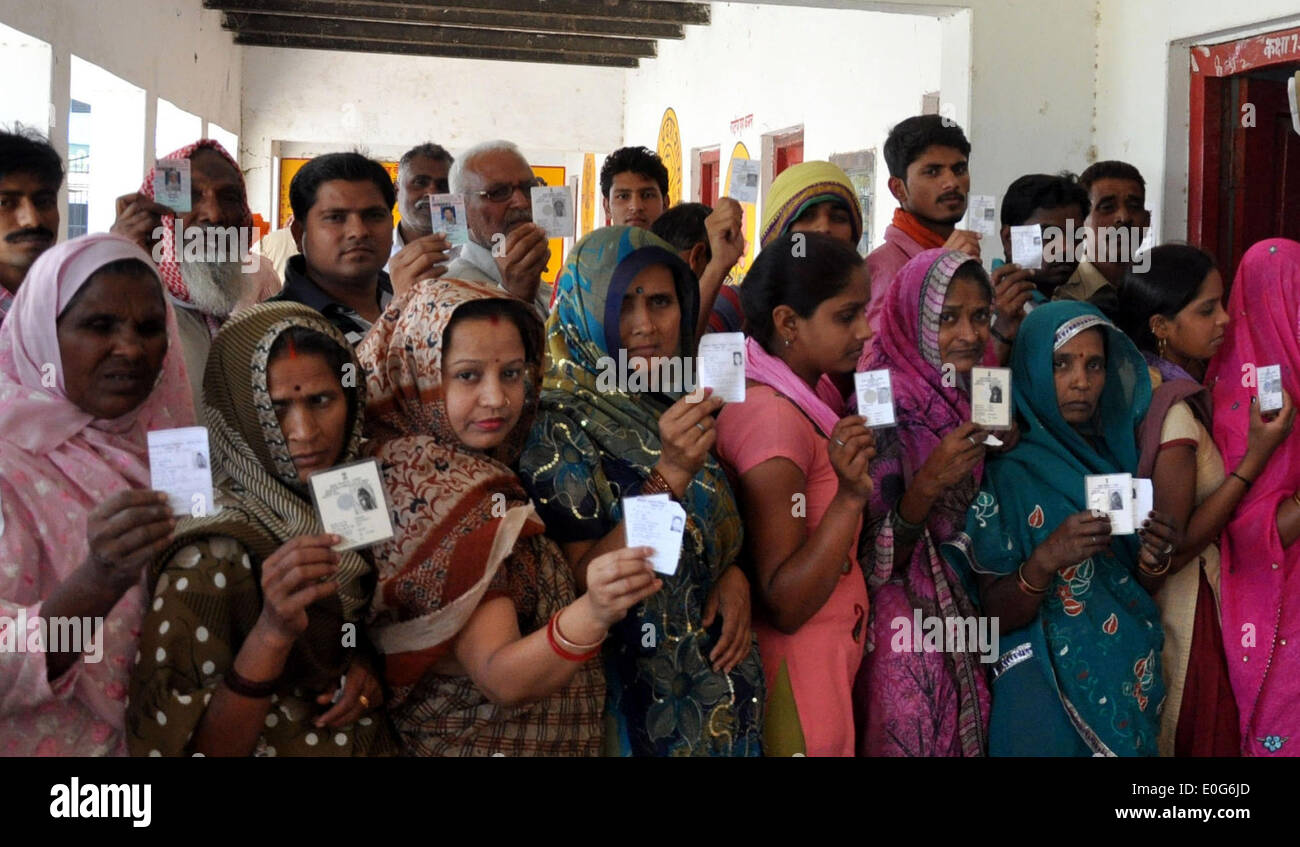 Jaunpur, Inde. 12 mai, 2014. Les femmes montrent leurs cartes d'identité de l'électeur tout en se tenant à un bureau de scrutin pour voter dans la dernière phase de l'élection du Parlement européen à Jaunpur dans l'Uttar Pradesh, Inde, le 12 mai 2014. Credit : Stringer/Xinhua/Alamy Live News Banque D'Images