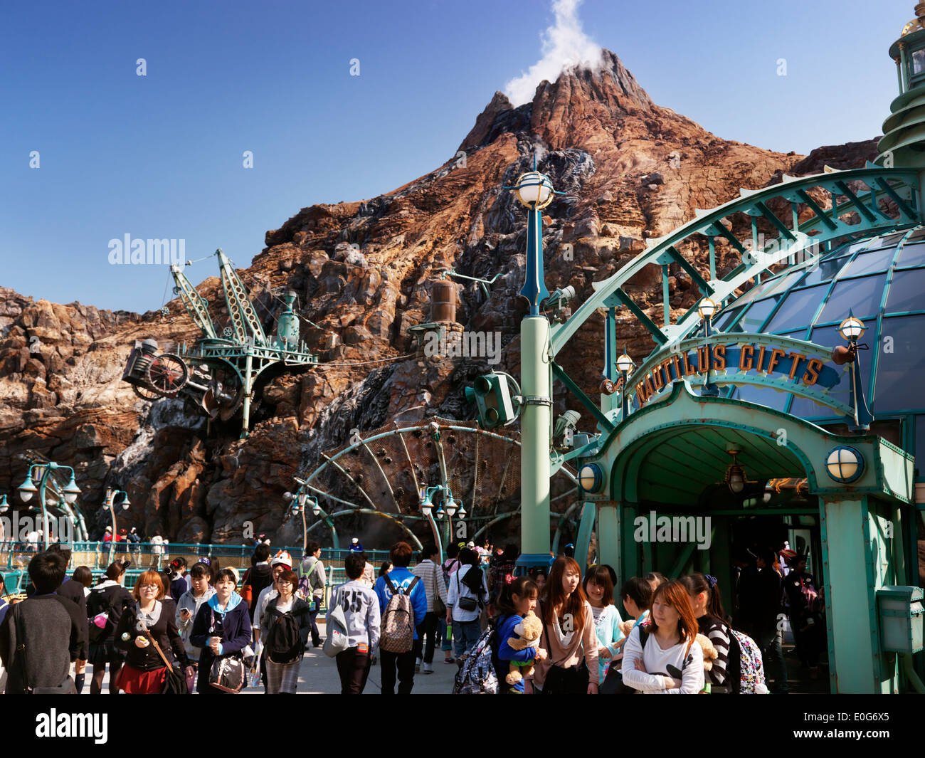 Les gens à Tokyo Disneysea parc à thème, un paysage panoramique de l'île mystérieuse. Le Japon. Banque D'Images