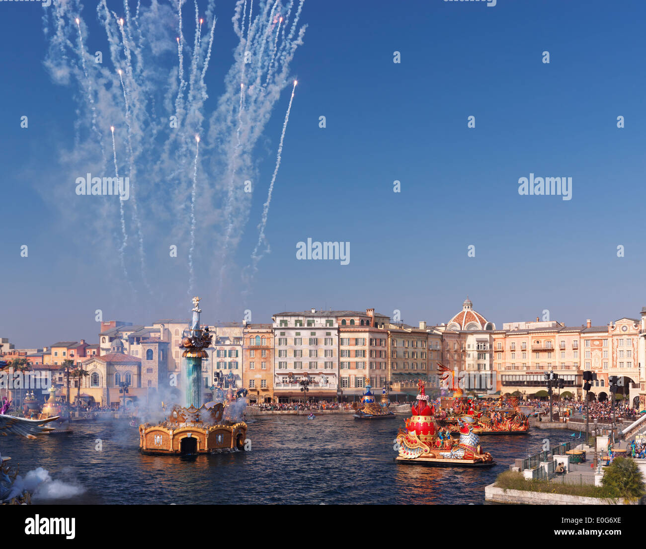 Les gens qui regardent un spectacle La Légende de Mythica avec feu d'artifice à Tokyo Disneysea parc à thème, panorama du port méditerranéen Banque D'Images