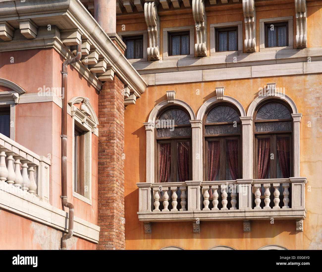 Fenêtres d'une maison construite dans le style architectural gothique vénitien Banque D'Images