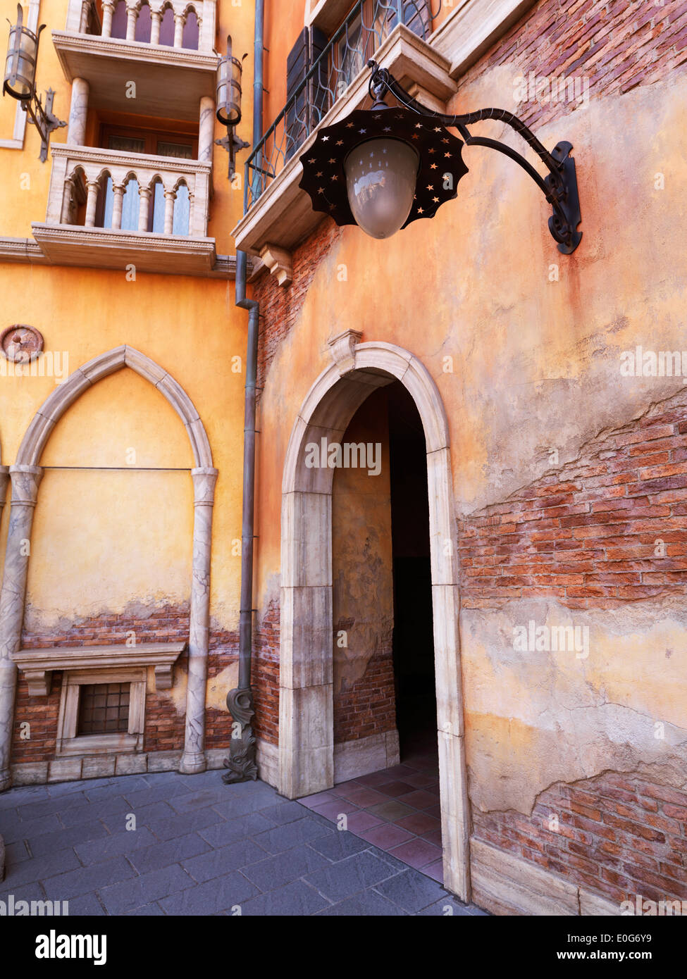 Dans un passage d'Archway croner de vieux bâtiments dans une architecture de style gothique vénitien. Banque D'Images