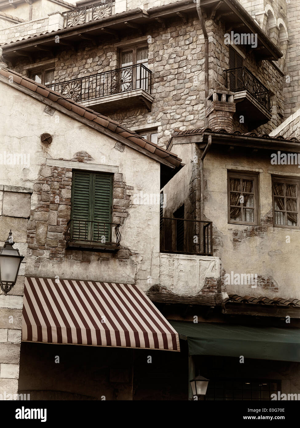 La photo artistique d'antiques maisons européennes, détail architecture vénitienne, noir et blanc, sépia Banque D'Images