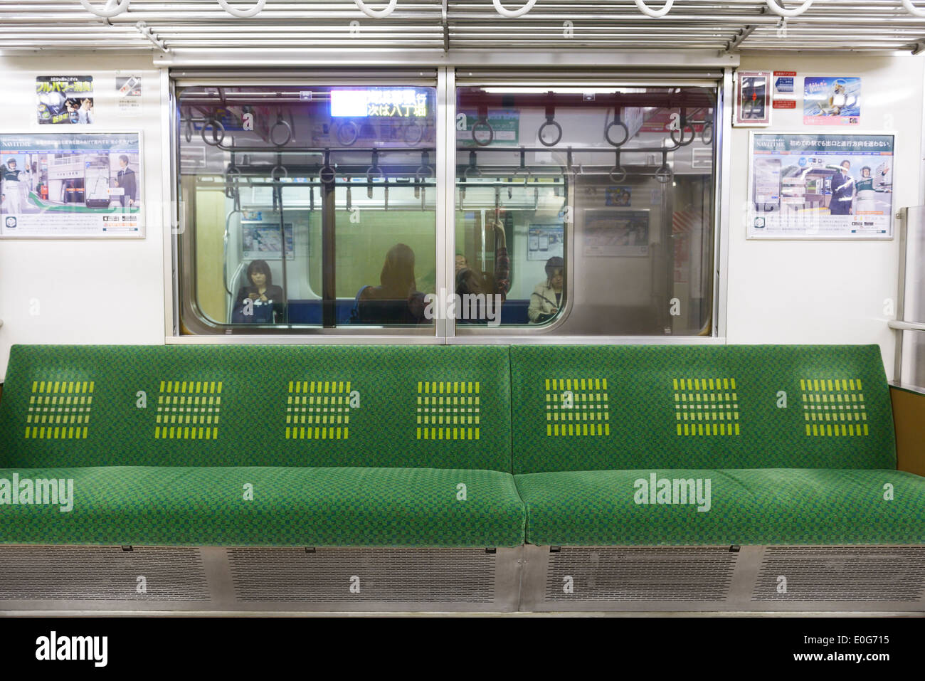 Métro de Tokyo métro sièges vides Banque D'Images