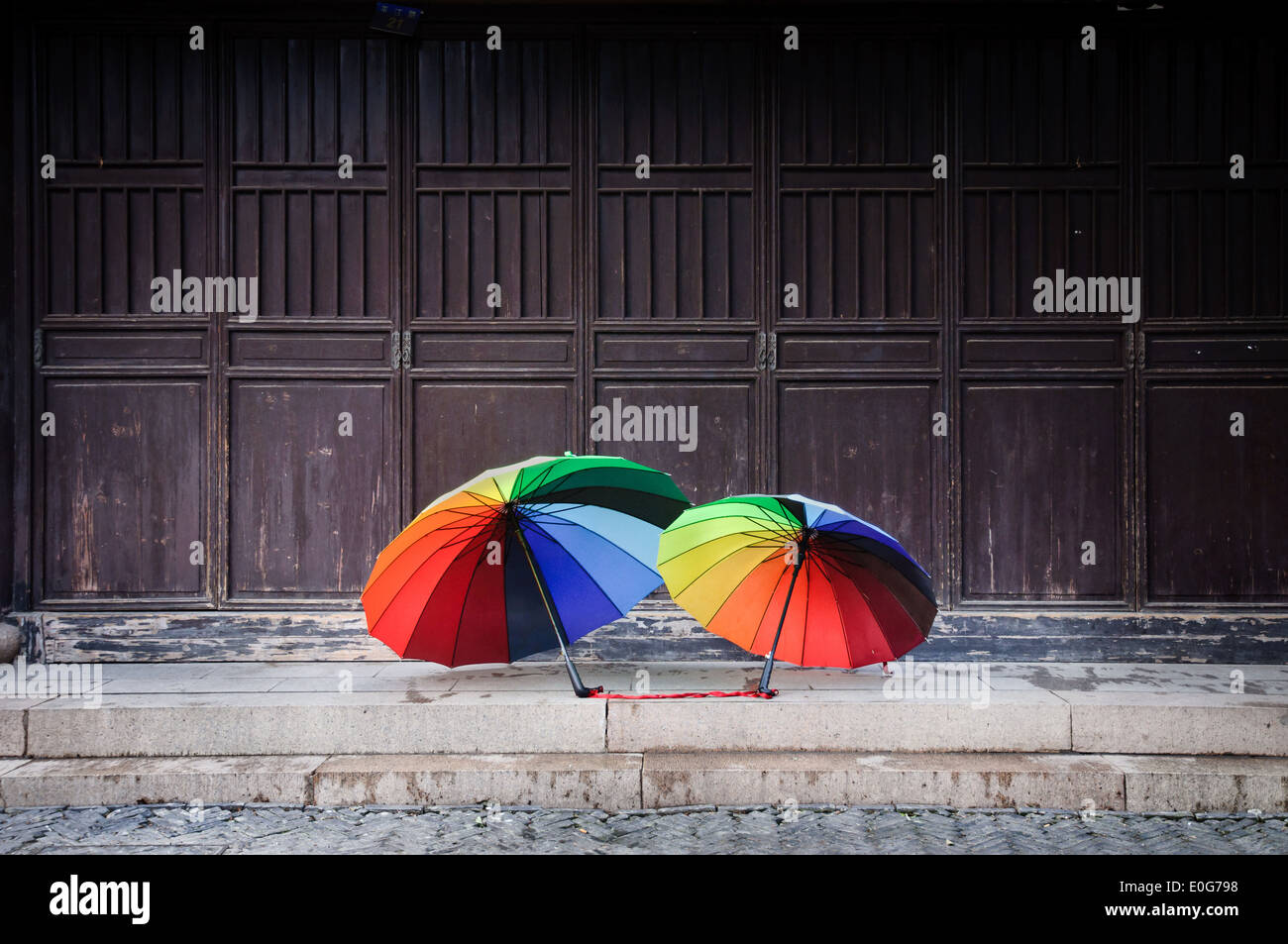 Parapluies arc-en-ciel dans la vieille ville de Suzhou, Chine Banque D'Images