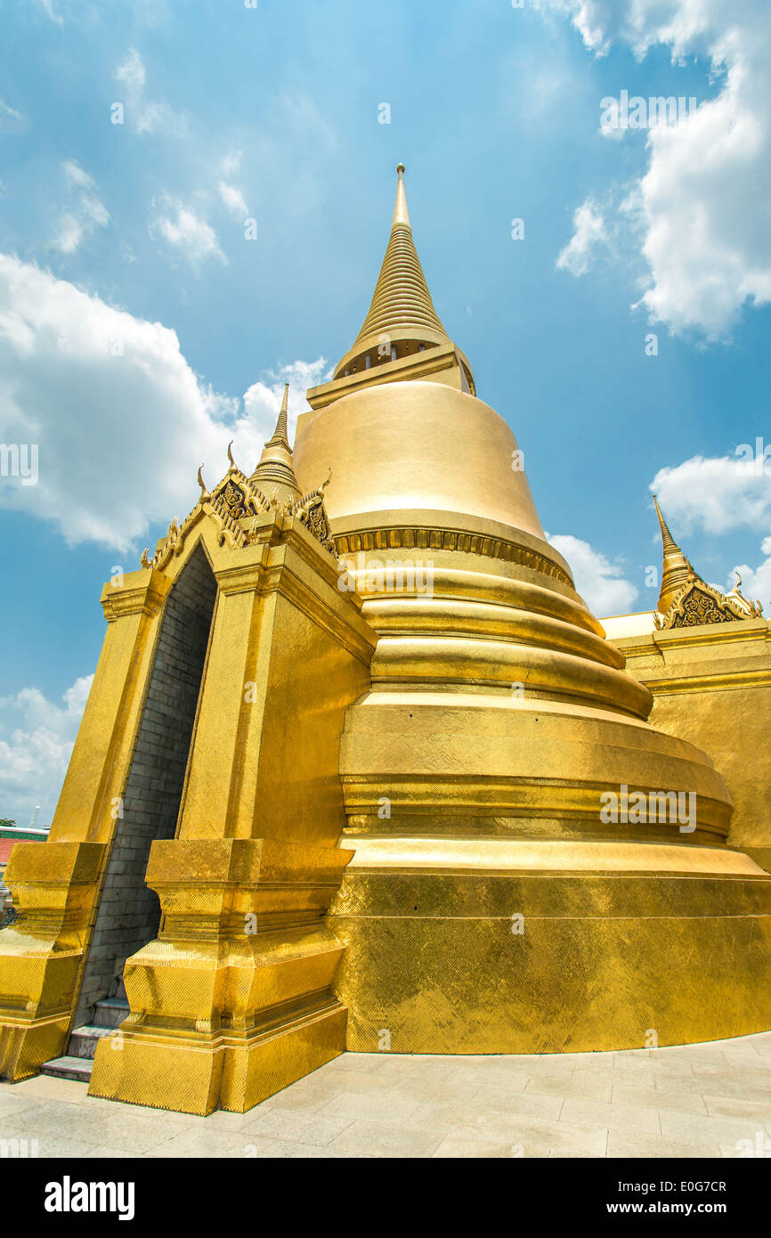 Stupa doré dans Wat Phra Kaew. Grand Palace, Bangkok, Thaïlande Banque D'Images