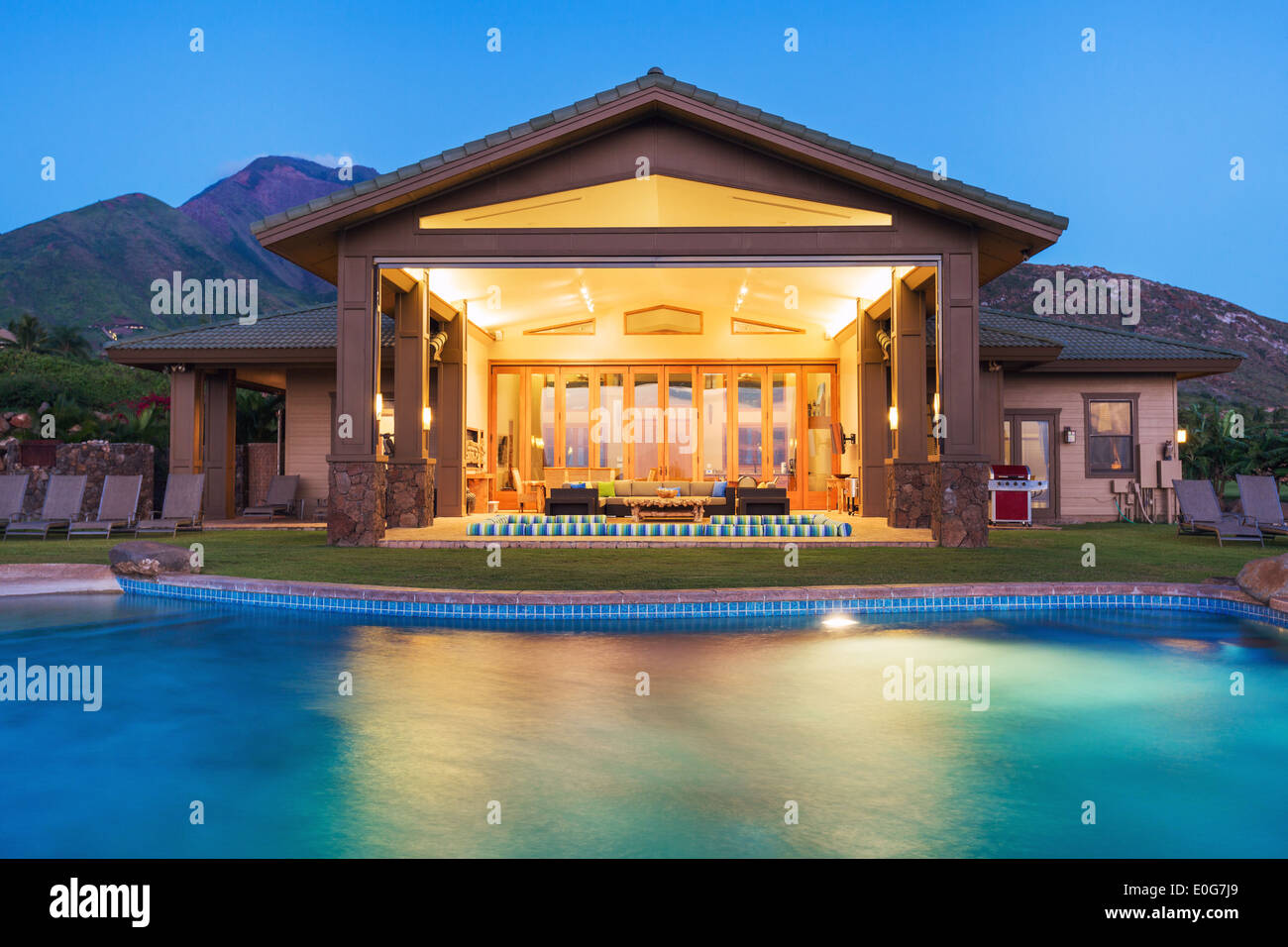 Maison de luxe avec piscine au coucher du soleil Banque D'Images