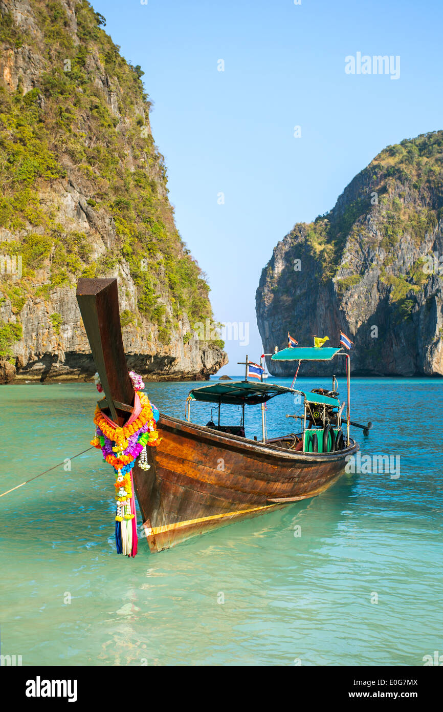 Bateau Longtail dans Maya Bay, Koh Phi Phi Leh, Krabi, Thaïlande Banque D'Images