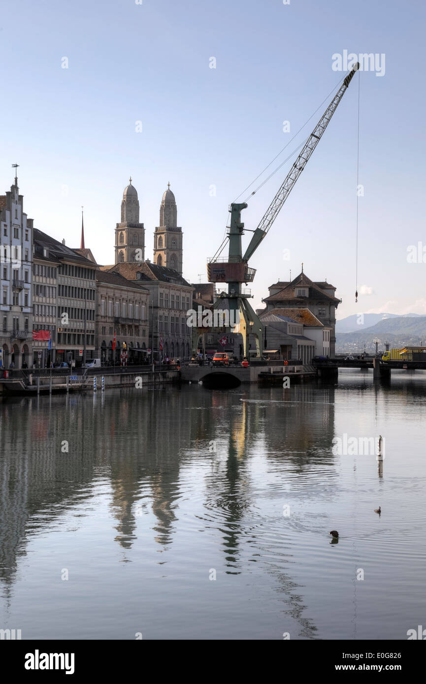 Zurich, Grossmünster, la construction d'une grue, Limmat, Suisse Banque D'Images