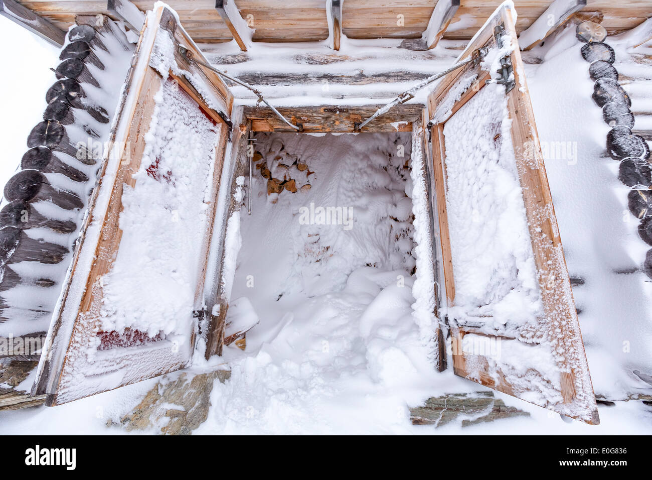 Bûcher couvert de neige à Pihtsusjärvi refuge, Enontekiö, Laponie, Finlande, l'UE Banque D'Images