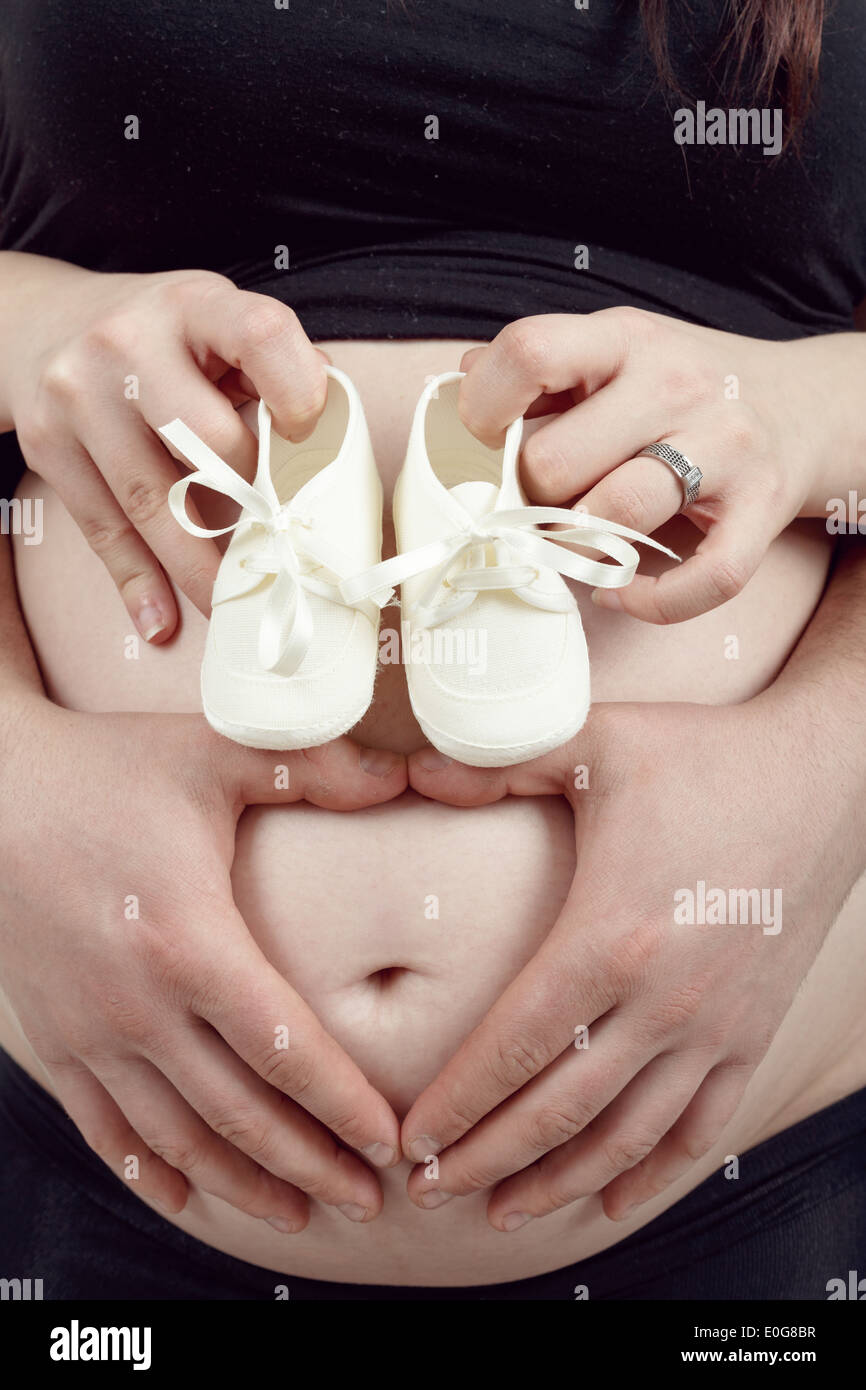 Femme Enceinte Avec Un Enfant Son Mari Tenant Tendrement Son Ventre Avec Forme De Coeur Photo Stock Alamy Femme Enceinte Avec Un Enfant Son Mari Tenant Tendrement Son Ventre Avec Forme De Coeur Photo Stock Alamy