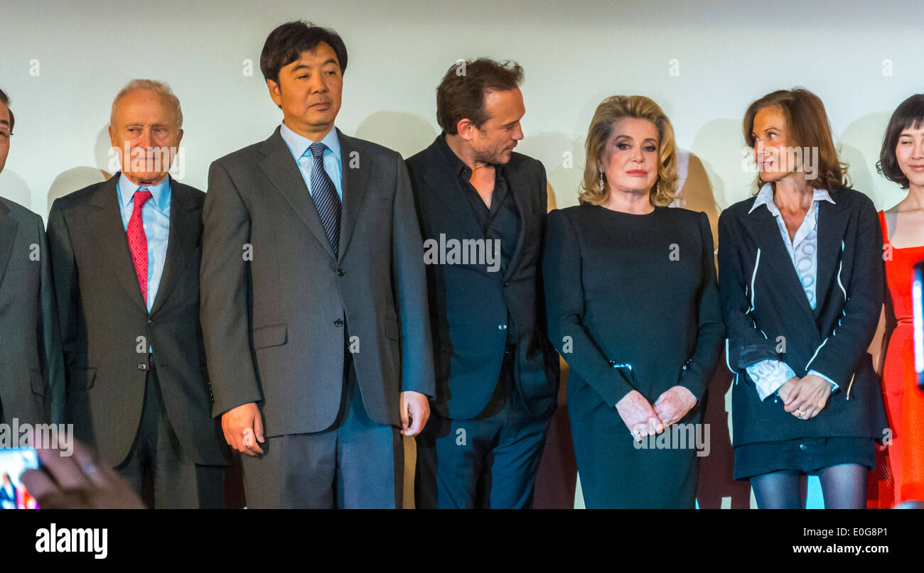 Paris, France, le 4ème Festival du film chinois en France a ouvert ses portes au Gaumont Cin-EMA sur les champs-Ely-Sees. L'actrice française Catherine Deneuve a été rejointe par l'actrice chinoise Xia Zitong pour l'ouverture de l'événement. Personnes de groupe, femmes dans le cinéma Banque D'Images