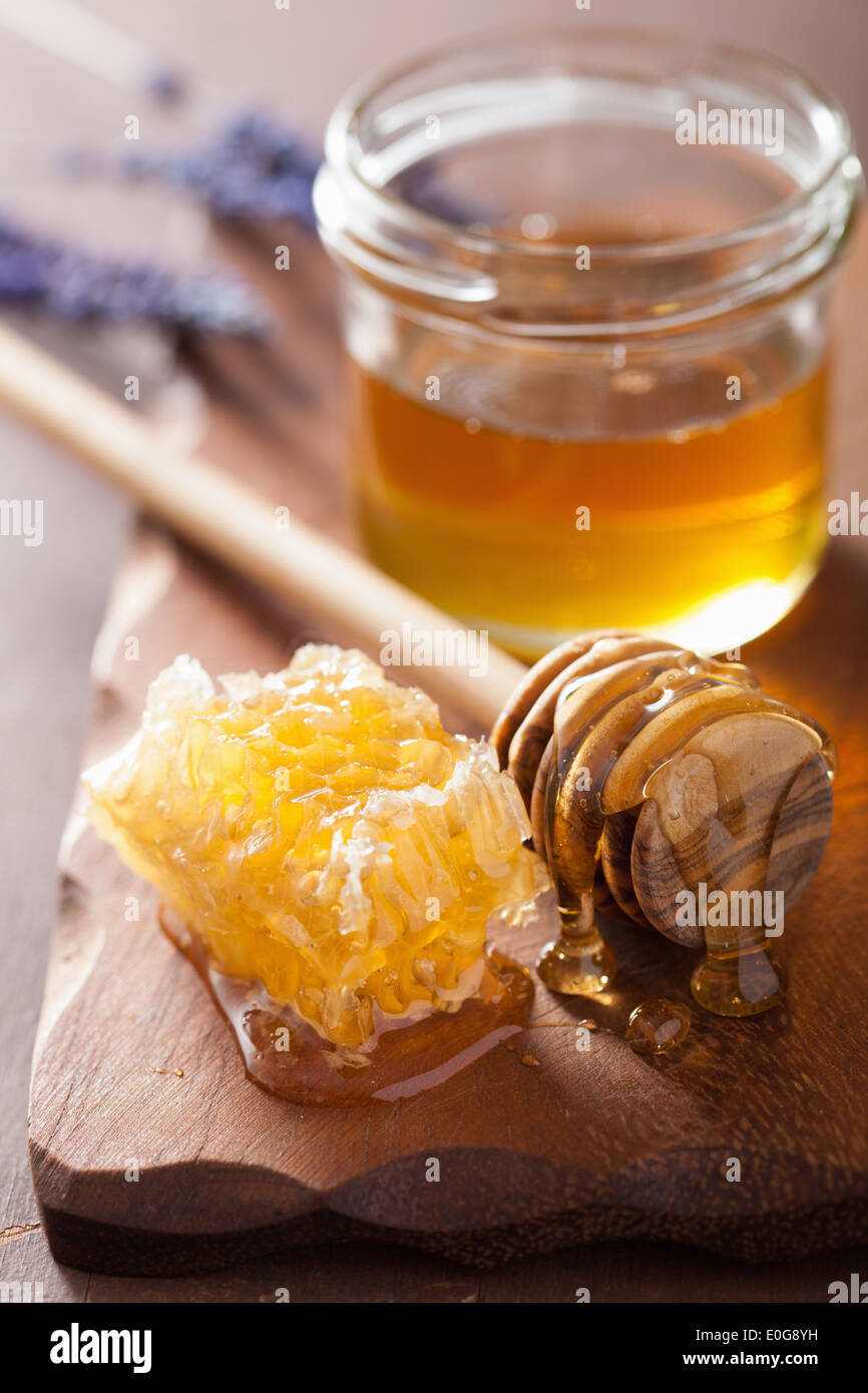 Balancier et en nid d'un bocal en verre sur fond de bois Banque D'Images