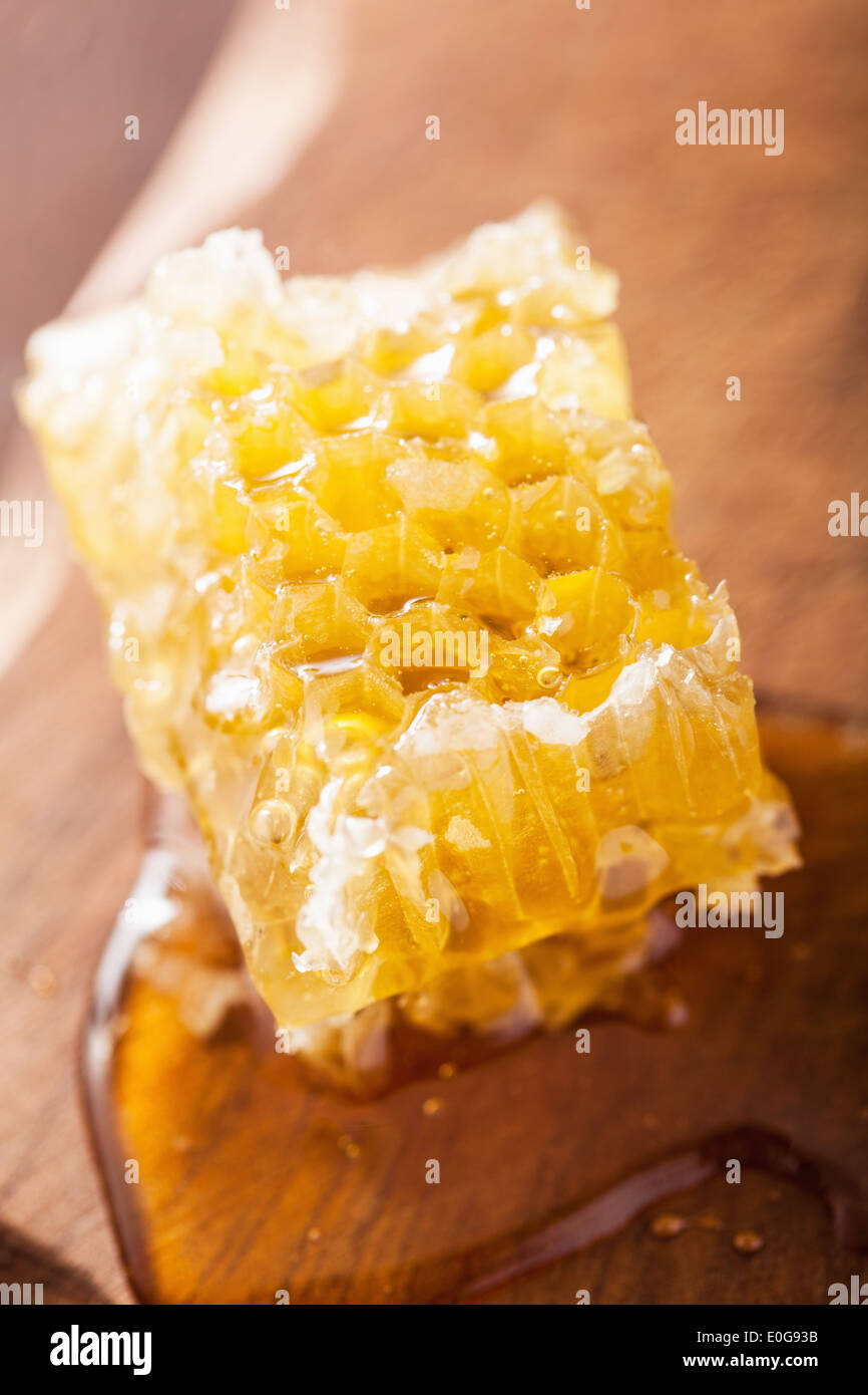 Miel sur fond de bois Banque D'Images