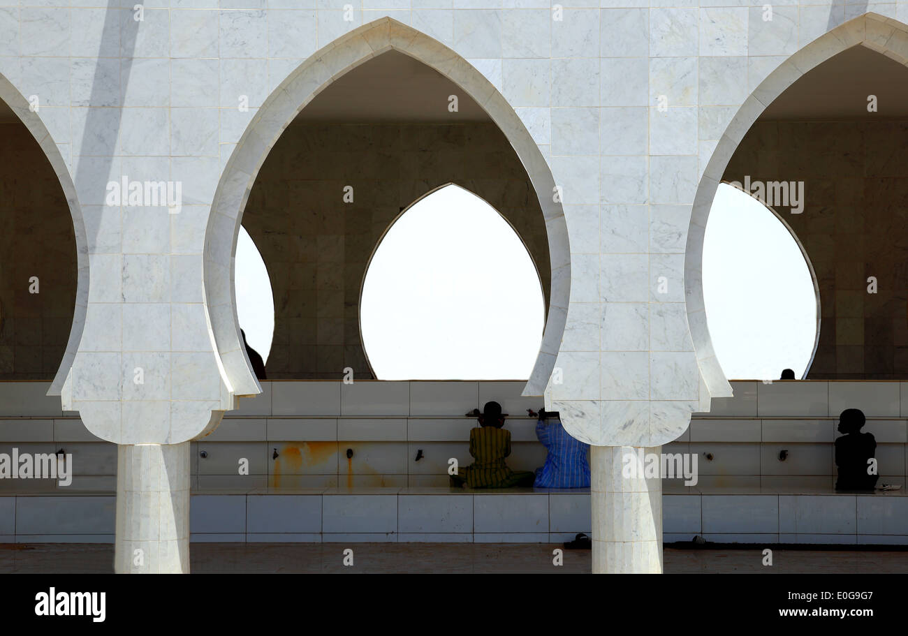 TOUBA, SÉNÉGAL, 18 avril 2014 : Les hommes prient et laver à la mosquée le 18 avril dans Touba-Senegal. Banque D'Images