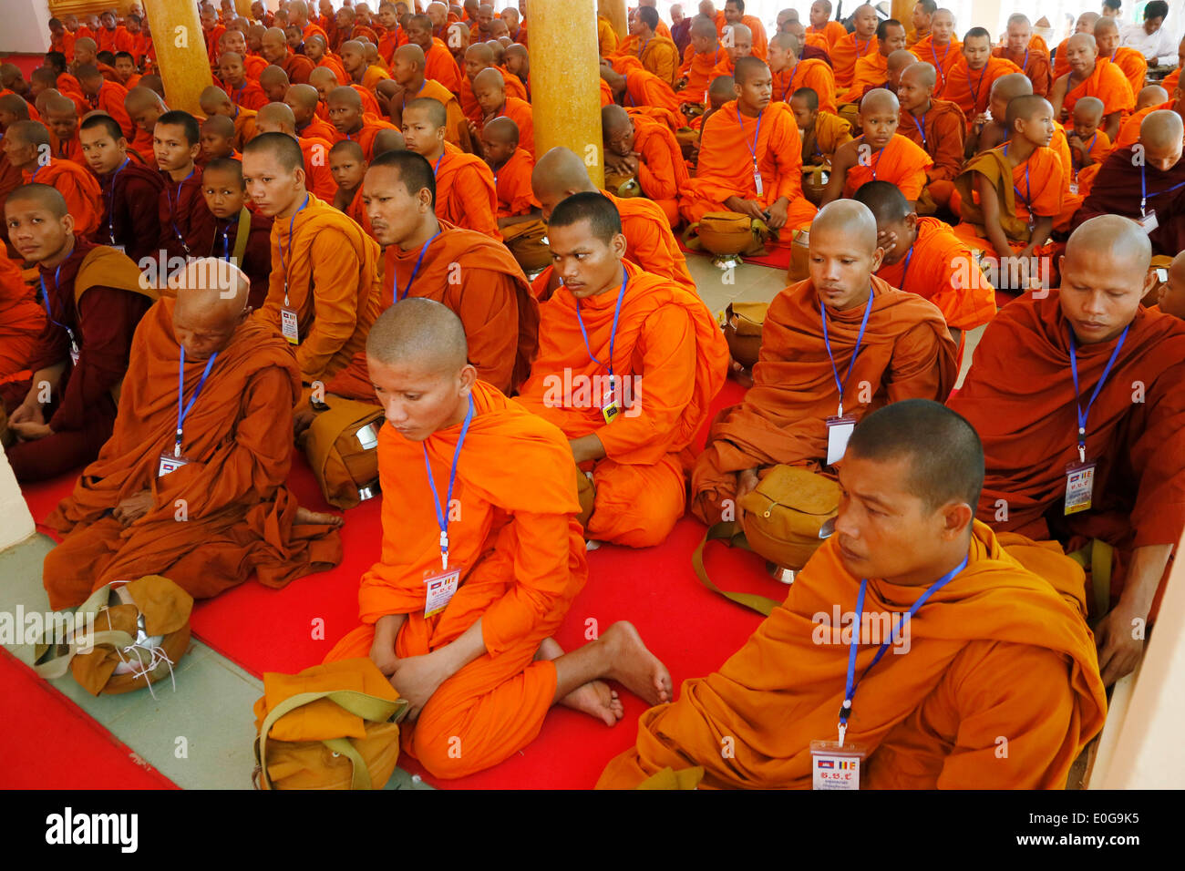 Kandal, Cambodge. 13 mai, 2014. Les moines bouddhistes, assister à une cérémonie religieuse sur l'Visak Bochea Jour, ou Bouddha, dans la province de Kandal, Cambodge, 13 mai 2014. Des centaines de moines bouddhistes et de laïcs célébré la Journée Visak Bochea, ou Bouddha, mardi, à une montagne de culte dans l'ancienne cité royale de temple dans la province de Kandal. Credit : Phearum/Xinhua/Alamy Live News Banque D'Images