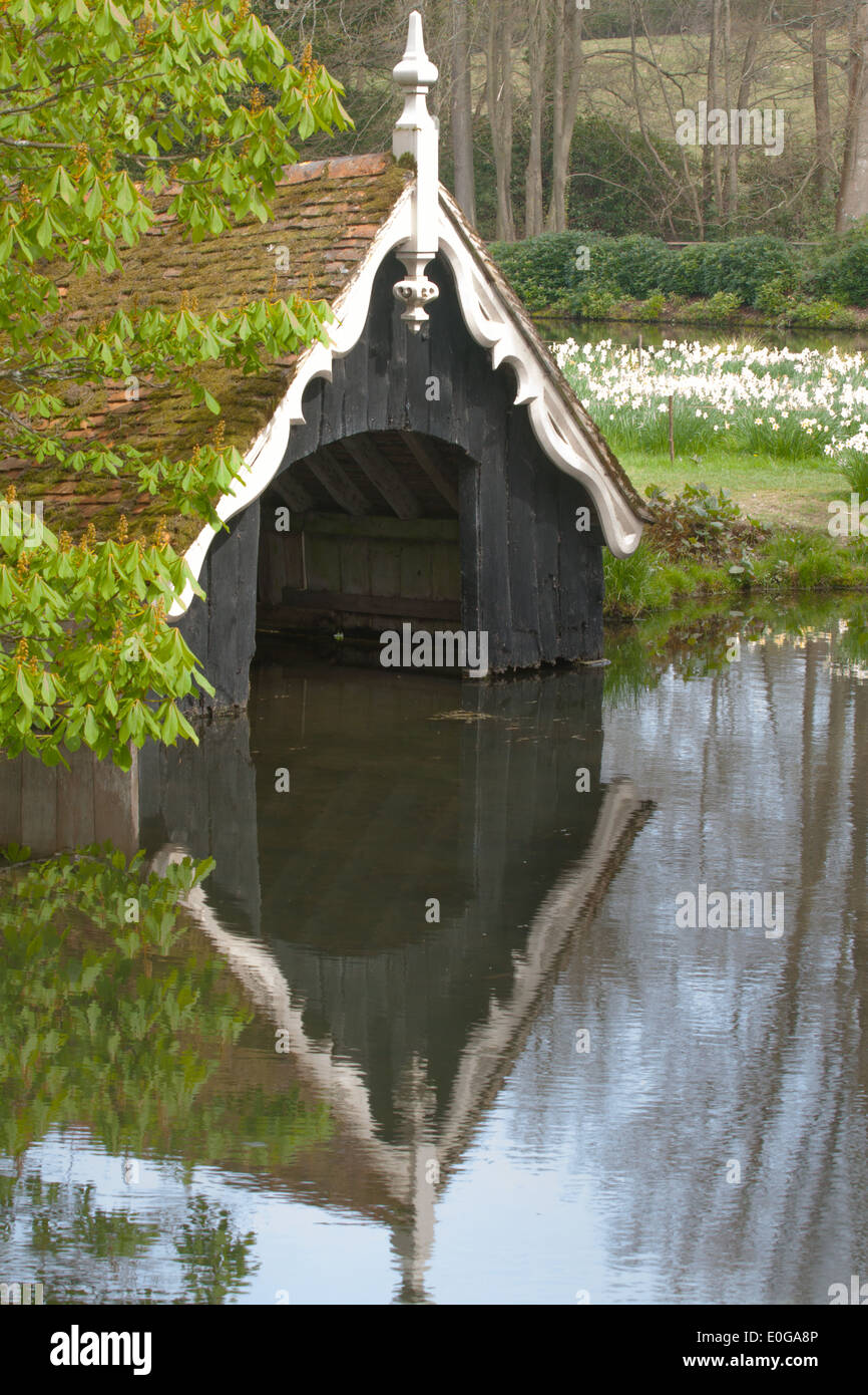Maison de bateau noir et blanc avec des reflets dans l'eau Banque D'Images
