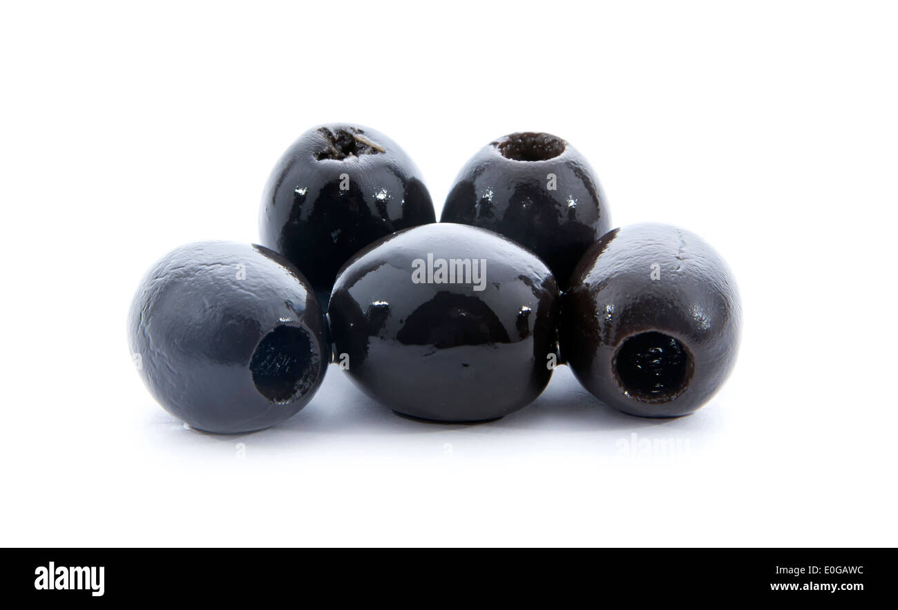 Groupe d'olives noir isolé sur fond blanc Banque D'Images