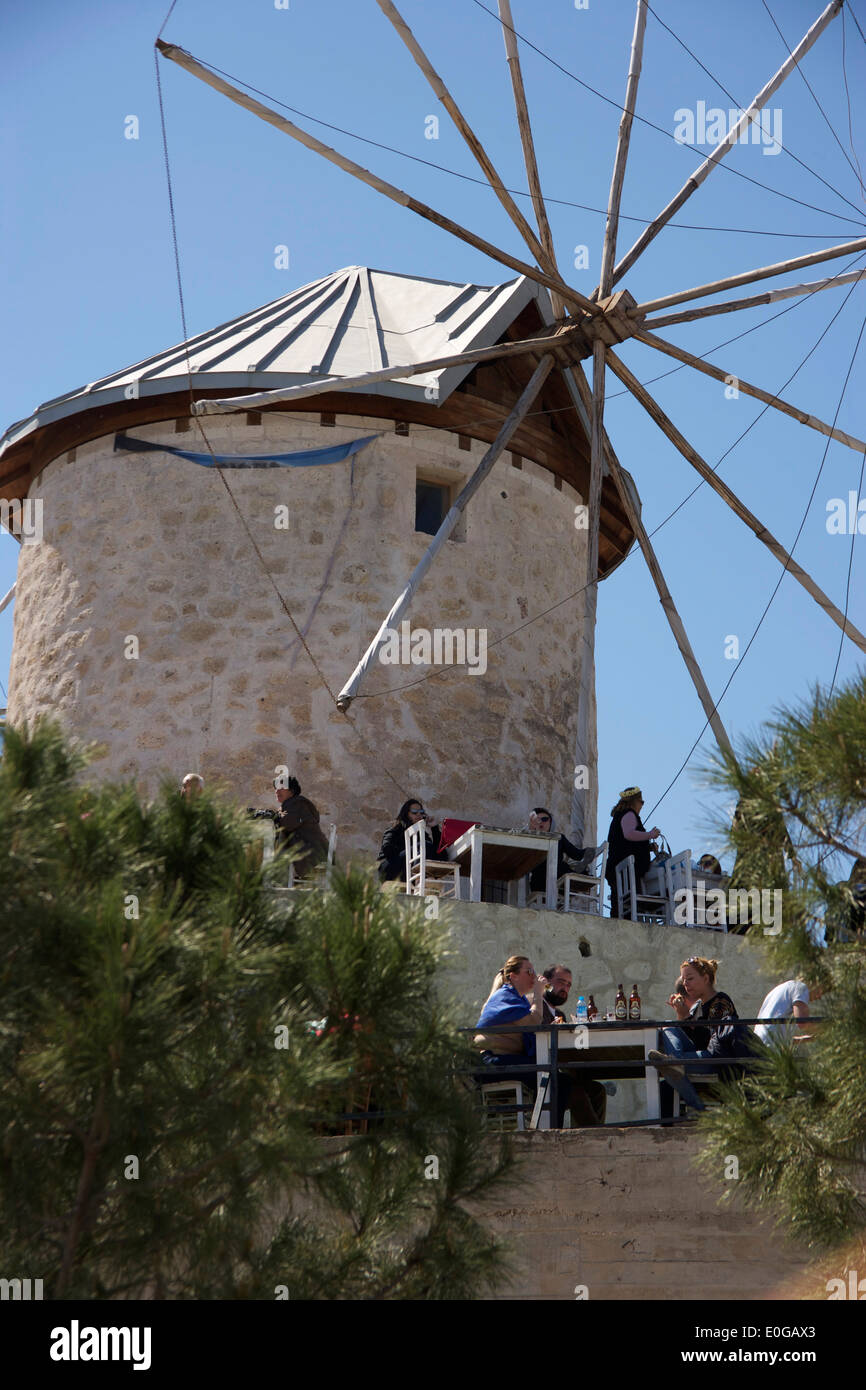 Vieux moulins sont en cours d'utilisation que des cafés à Alacati, Turquie Banque D'Images