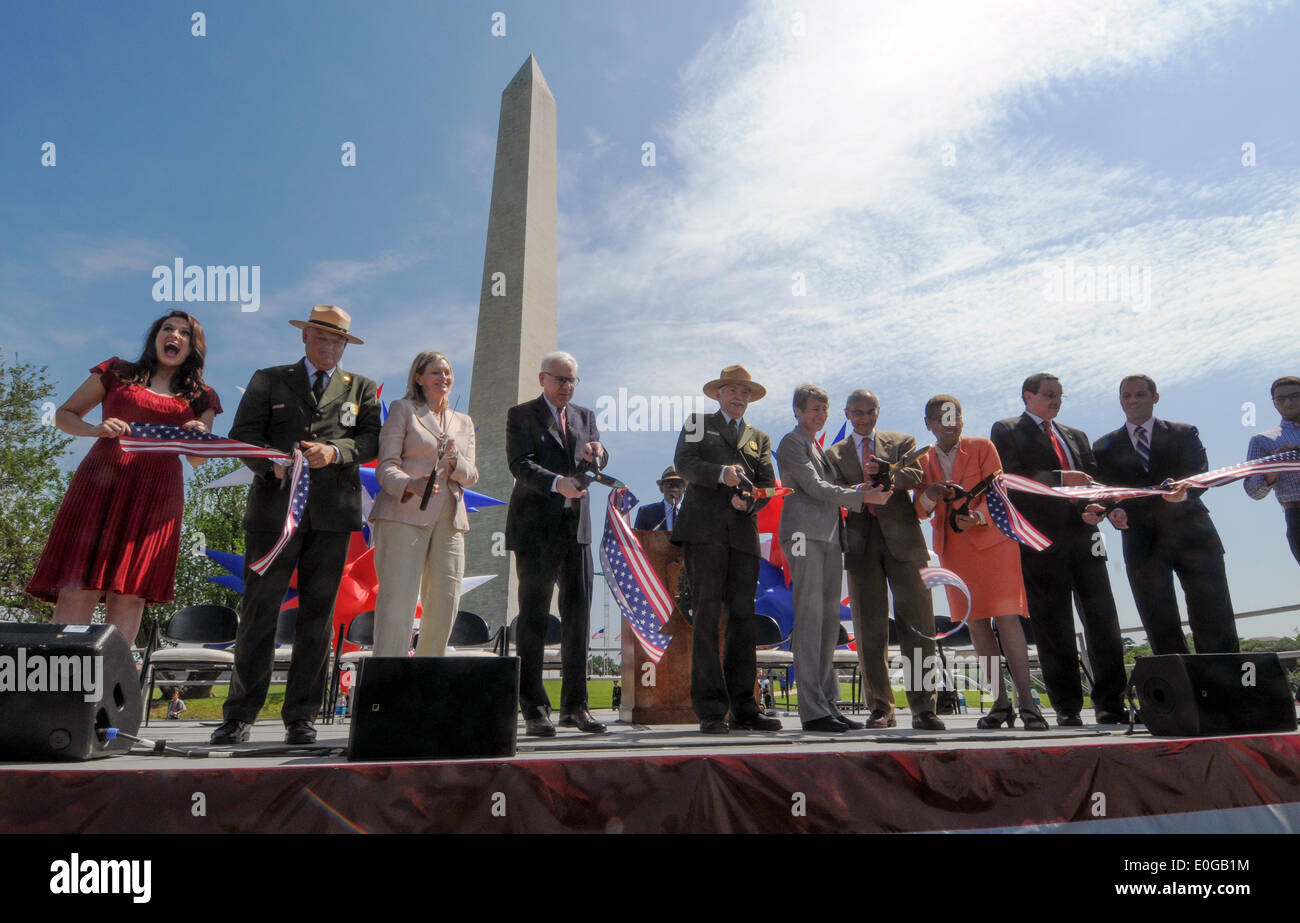 Ont coupé le ruban lors de la cérémonie de réouverture pour le Washington Monument après un tremblement de terre de 2011 a causé 15 millions de dollars de dégâts 12 mai 2014 à Washington, DC. (L à R) National Mall et Memorial Parks Surintendant Robert Vogel ; Caroline Cunningham, président de la Fiducie pour le National Mall ; David Rubenstein, co-fondateur et co-directeur général du groupe Carlyle, directeur du National Park Service Jonathan Jarvis, secrétaire de l'Intérieur américain Sally Jewell ; conseiller au président Obama John Podesta, Eleanor Holmes Norton, Rép. D-D.C., et D.C. Maire Vincent Gray. Banque D'Images