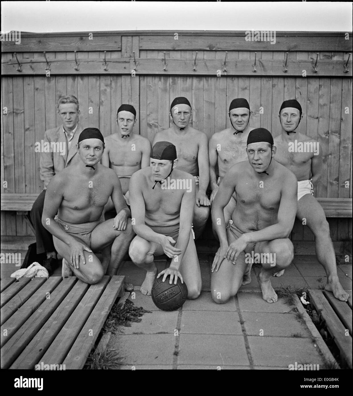 Une photographie de 1948 montrant des joueurs de water-polo à Stockholm, en Suède, capturant l'ère des sports et des loisirs d'après-guerre en Suède. Banque D'Images