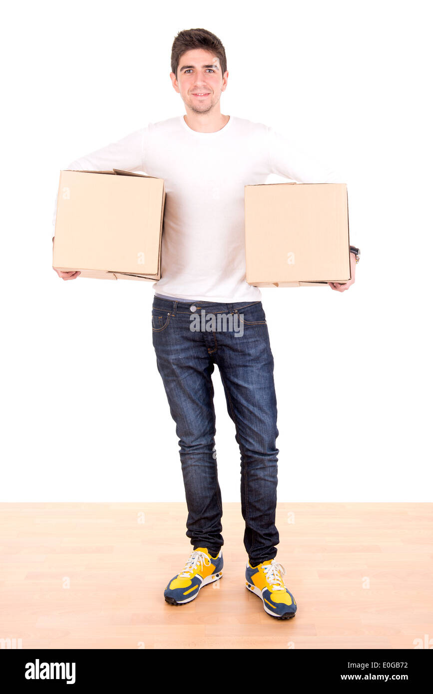 Beau jeune homme avec des boîtes de carton déballage in new home Banque D'Images