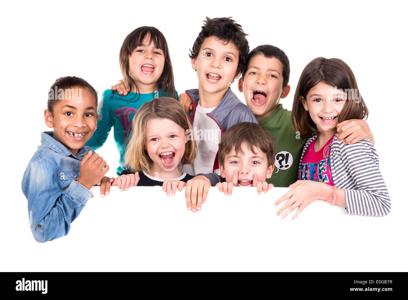 Groupe d'enfants avec un tableau blanc en blanc isolé Banque D'Images