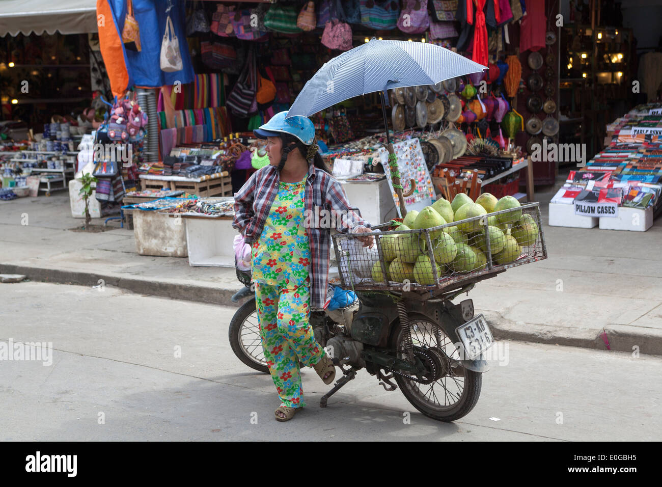 Vendeur de fruits, dans la vieille ville de Hoi An Banque D'Images