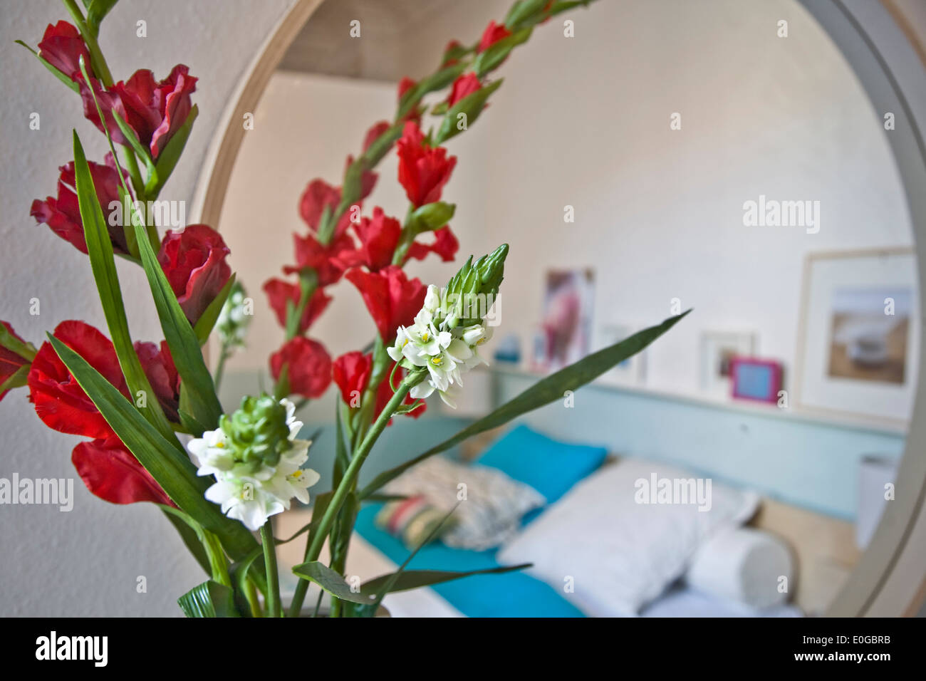 Bouquet De Fleurs Devant Un Miroir Dans Une Chambre à