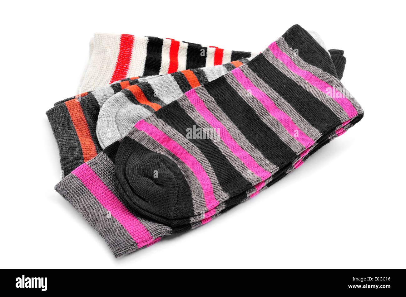 Quelques paires de chaussettes à rayures de couleurs différentes sur un fond blanc Banque D'Images